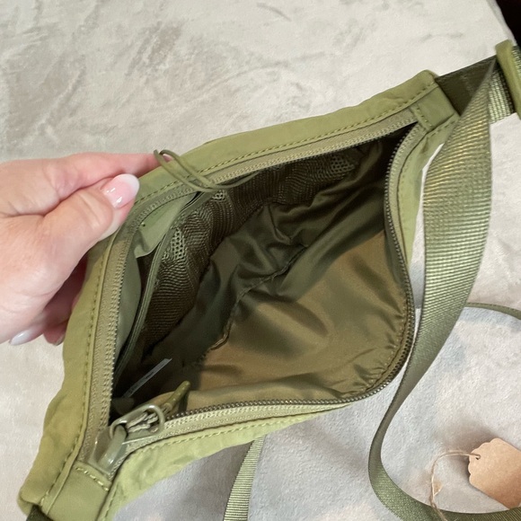 Lululemon Olive Green Crossbody Bag, Adjustable Strap Like New - Picture 3 of 4